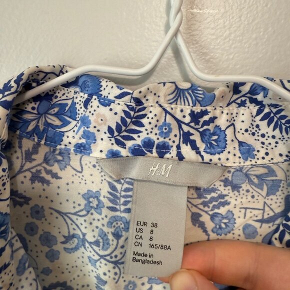 H&M Blue & White Floral Button-Down Shirt Womens Size 8 - Picture 4 of 7